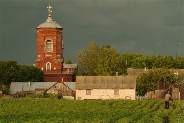 Церквушка в центре деревни конца 19 века